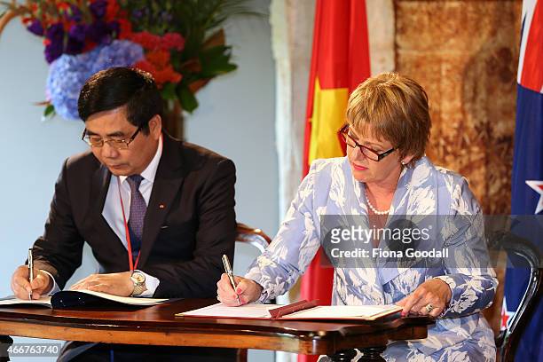 New Zealand Food Safety Minister Jo Goodhew signs a food safetly cooperation agreement with Vietnamese Minister of Agriculture and Rural Development...