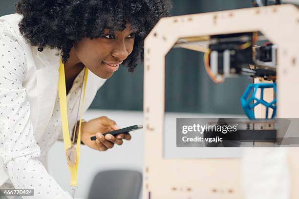 startup 3d printing business. - 3d printer female stockfoto's en -beelden