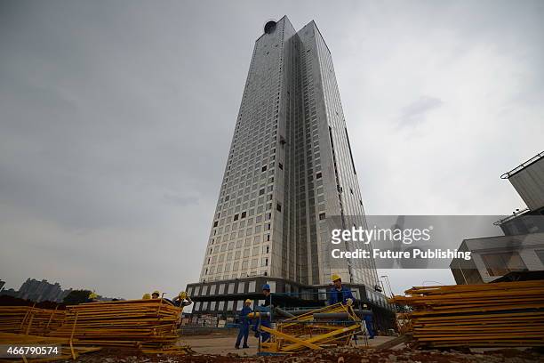 Floor Mini Sky City topped out in 19 days on March 17, 2015 in Changsha, China. Local pre-fabricated constructor Broad Group employed 1,200 workers...