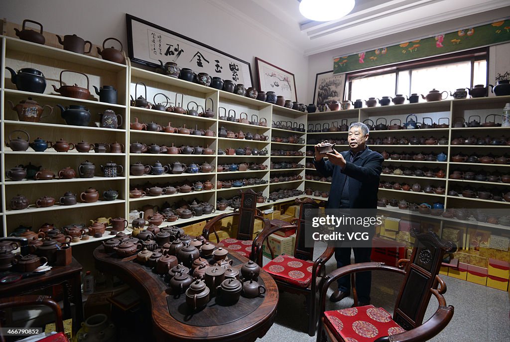 Old Man Collects More Than Ten Thousand Pots In Fuyang