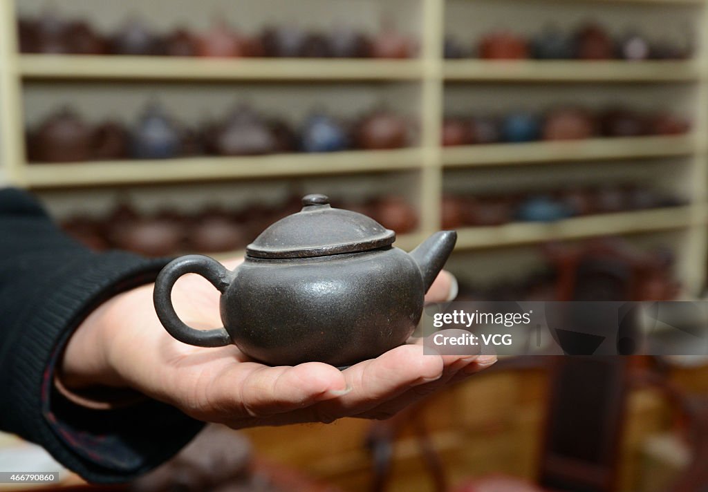 Old Man Collects More Than Ten Thousand Pots In Fuyang