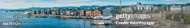 oslo noruega vista panorámica al puerto aker brygge pipervika frente al mar - oslo skyline fotografías e imágenes de stock