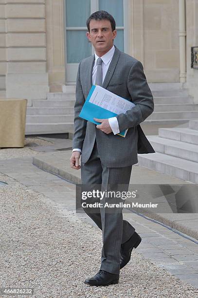 French Prime Minister Manuel Valls leaves the Elysee Palace after the weekly cabinet meeting on March 19, 2015 in Paris, France.