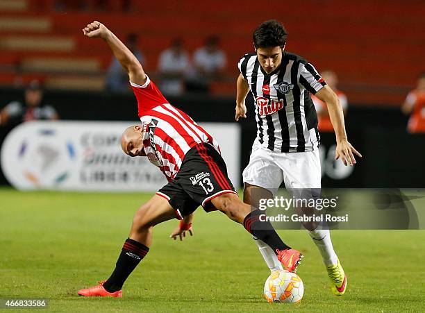 Matias Aguirregaray of Estudiantes fights for the ball with Oscar Ruiz of Libertad during a match between Estudiantes and Libertad as part of Copa...