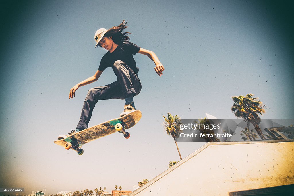 Adolescente Skateboarding playa Skatepark de Venice en Los Ángeles