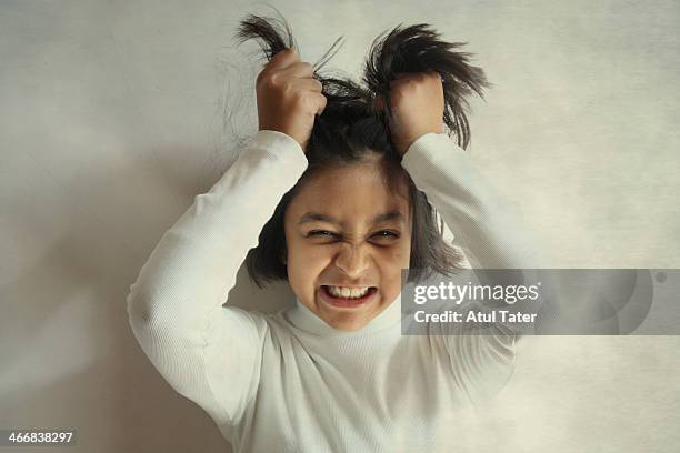 bad hair day - de-haren-uit-het-hoofd-trekken stockfoto's en -beelden