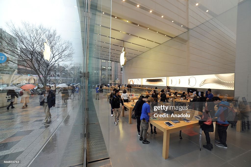Apple in Tokyo is preparing to sell its new watch