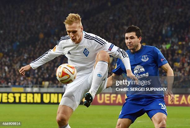Dynamo Kiev's forward Andriy Yarmolenko and Everton FC's Paraguayan defender Antolin Alcaraz vie for the ball during the UEFA Europa League round of...