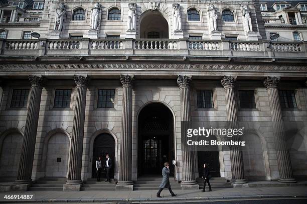 Pedestrians walk past the Bank of England in London, U.K., on Tuesday, Feb. 4, 2014. Between 2007 and 2011, policy makers in London lagged behind...