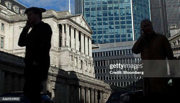 Pedestrians walk past the Bank of England in London, U.K., on Tuesday, Feb. 4, 2014. Between 2007 and 2011, policy makers in London lagged behind...