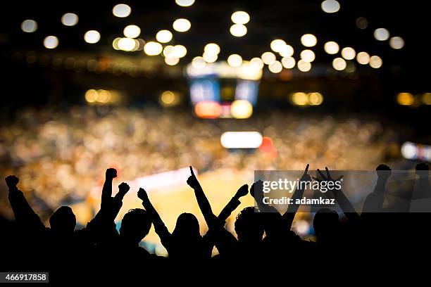 emoción de baloncesto - basketball fans fotografías e imágenes de stock