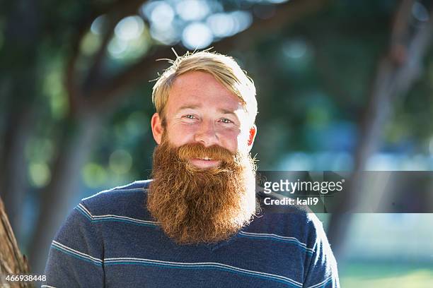 uomo di mezza età con una lunga barba - barba peluria del viso foto e immagini stock