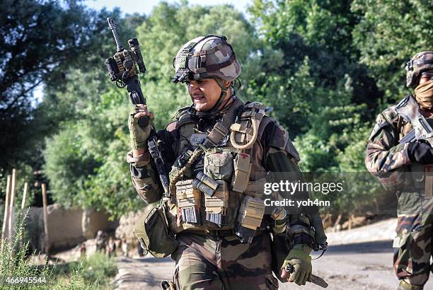 französische soldaten in afghanistan  - french army stock-fotos und bilder