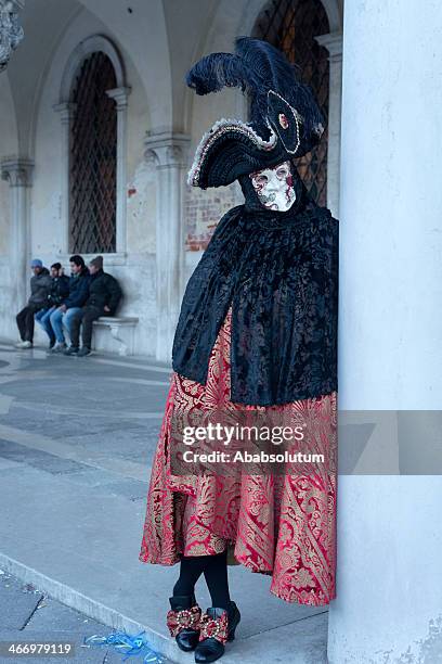 mask by doges palace, venice carnival, italy, europe - driekantige hoed stockfoto's en -beelden