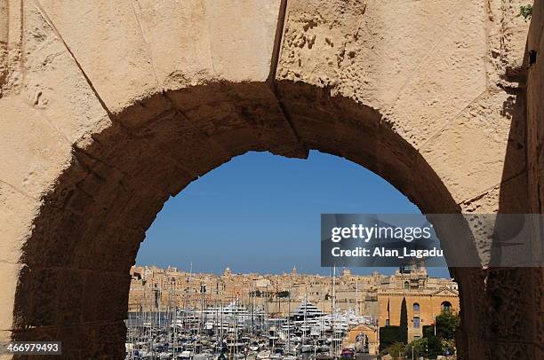 valletta, ilhas de malta. - porta da cidade imagens e fotografias de stock