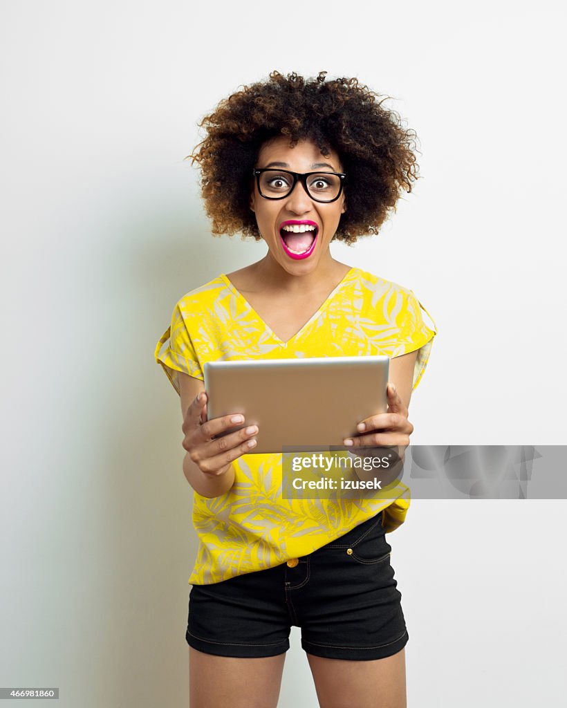 Heureux Afro jeunes à l'aide de Tablette numérique