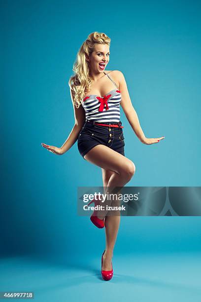 pin-up style sailor blonde woman - pin up vintage 個照片及圖片檔