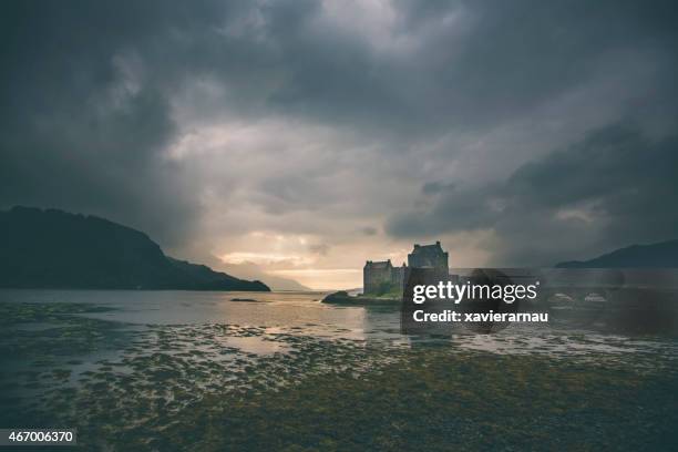 dramatischen sonnenuntergang in eilean donan castle - eilean donan castle stock-fotos und bilder