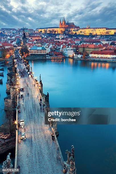 karlsbrücke und prager - prag stock-fotos und bilder