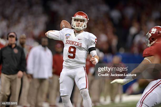 Quarterback Trevor Knight of the Oklahoma Sooners throws a touchdown pass in the fourth quarter against the Alabama Crimson Tide during their win in...