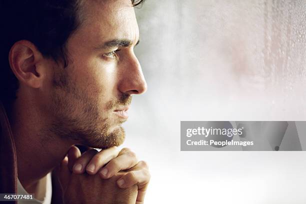 de pensar sobre las cosas. - mano-en-la-barbilla fotografías e imágenes de stock