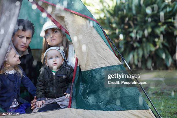 oh no, it's raining! - family in rain stockfoto's en -beelden