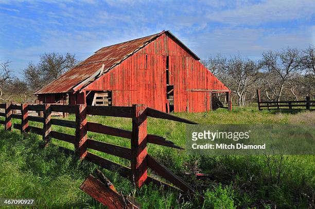 rustic red barn - central california fotografías e imágenes de stock