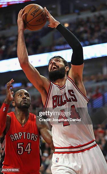 Nikola Mirotic of the Chicago Bulls puts up a shot past Patrick Patterson of the Toronto Raptors on his way to a game-high 29 points at the United...