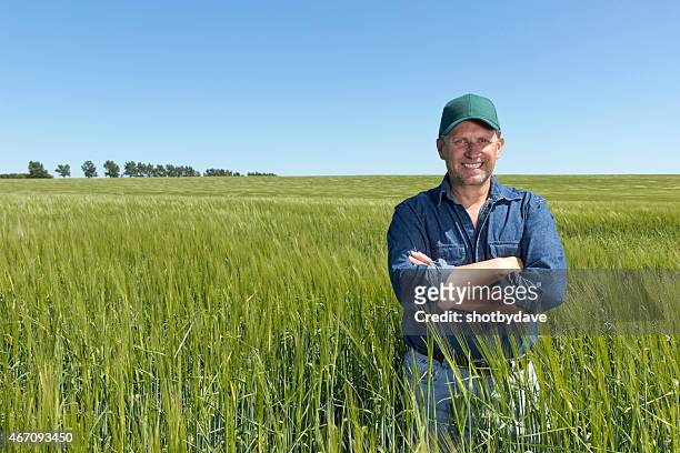 positiv ausdrücken landwirt in seinem farm in wheat field - happy farmer stock-fotos und bilder
