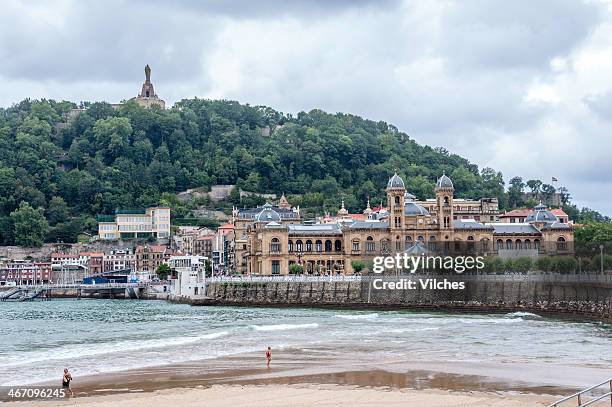 san sebastián city hall building con vista a las montañas en la parte posterior - playa de la concha fotografías e imágenes de stock
