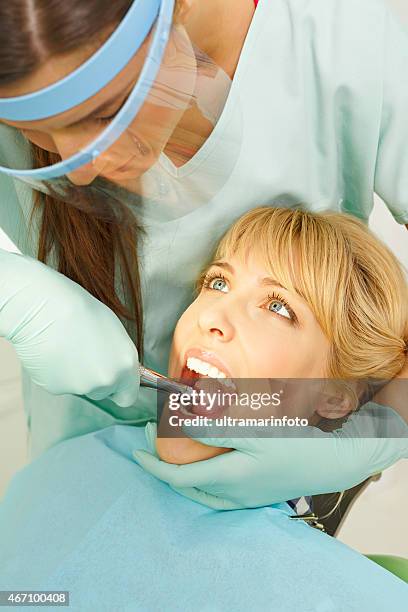 dentistas extracção dentária dentista trabalhando dental dente fórceps de extracção - extraction forceps imagens e fotografias de stock