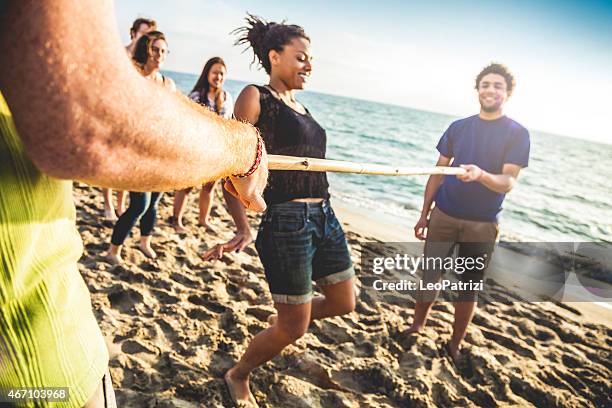 limbo partido en la playa - limbo blanco fotografías e imágenes de stock