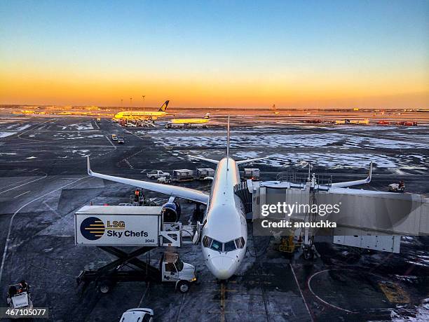 delta airplane parked at the gate, jfk airport, new york - john f kennedy airport stock pictures, royalty-free photos & images