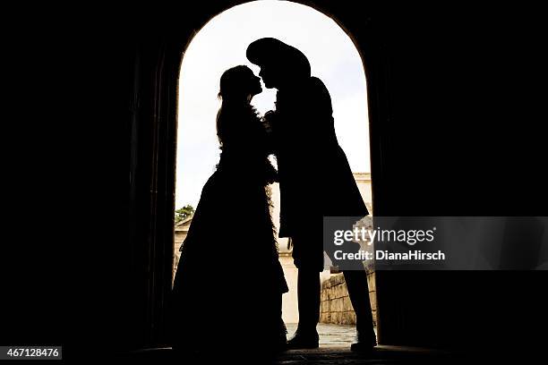 silhouette d'embrasser romeo and juliet - romeo photos et images de collection