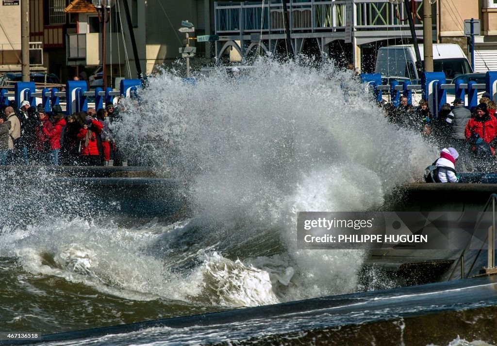 TOPSHOT-FRANCE-ENVIRONMENT-SCIENCE-TIDE