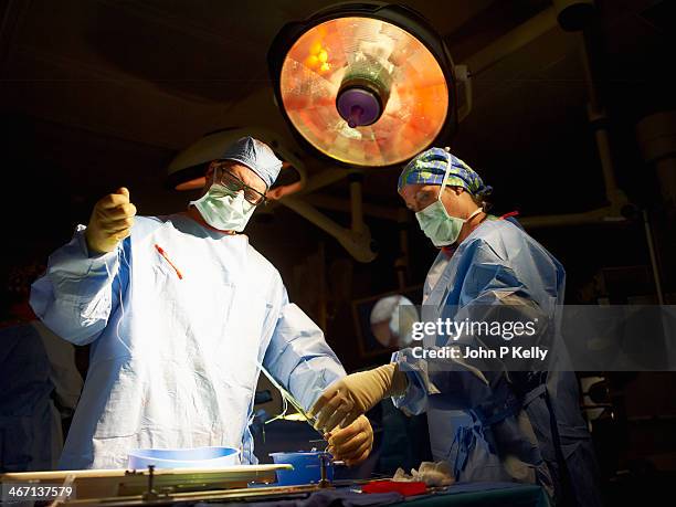 doctors performing surgery - anterior cruciate ligament stock pictures, royalty-free photos & images