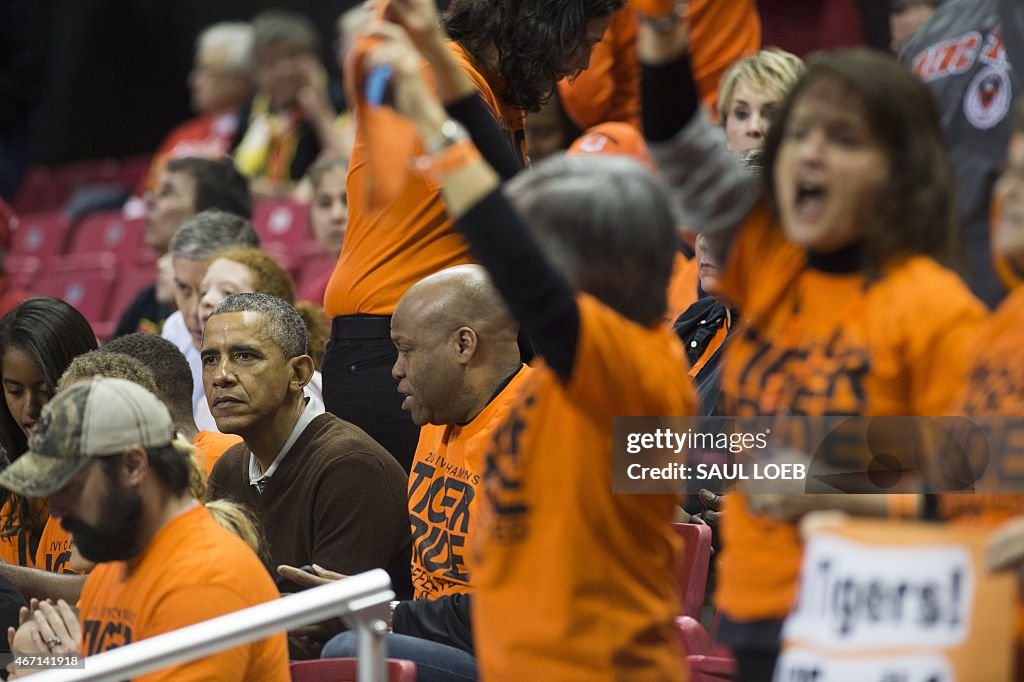 US-POLITICS-OBAMA-BASKETBALL