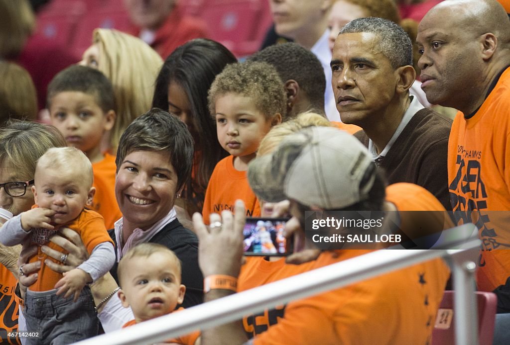 US-POLITICS-OBAMA-BASKETBALL