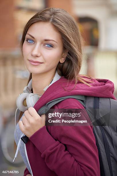 son sourire est aimantée - portrait of beautiful brunette woman smile photos et images de collection