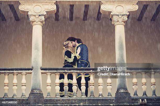 romeo and juliet küssen auf balkon - rain kiss stock-fotos und bilder