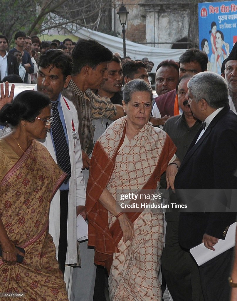Congress President Sonia Gandhi Meets The Passenger Train Victims In Lucknow