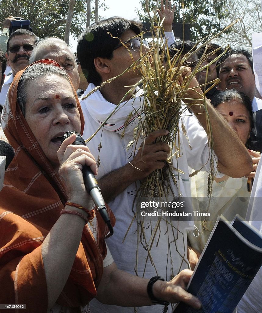 Congress President Sonia Gandhi Meets Farmers In Haryana, Asks BJP Government To Provide Compensation To Farmers
