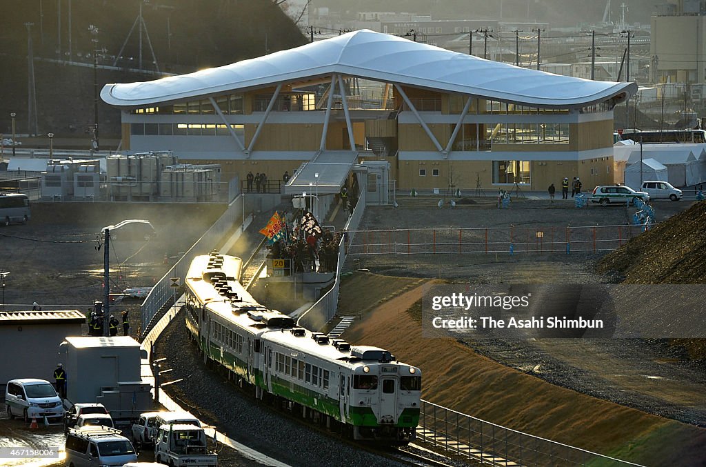 Train Service Resumes on Final Stretch of JR Line in Disaster-Hit Miyagi Town