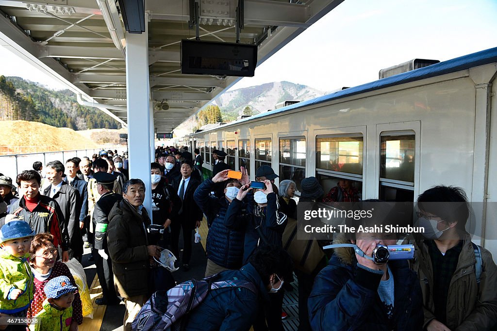 Train Service Resumes on Final Stretch of JR Line in Disaster-Hit Miyagi Town