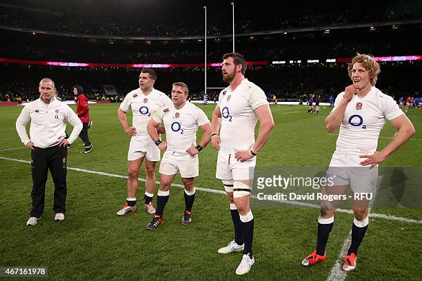 Stuart Lancaster the head coach of England looks dejected alongside his players at the end of the RBS Six Nations match between England and France at...