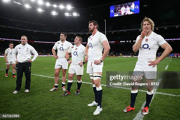 Stuart Lancaster the head coach of England looks dejected alongside his players at the end of the RBS Six Nations match between England and France at...