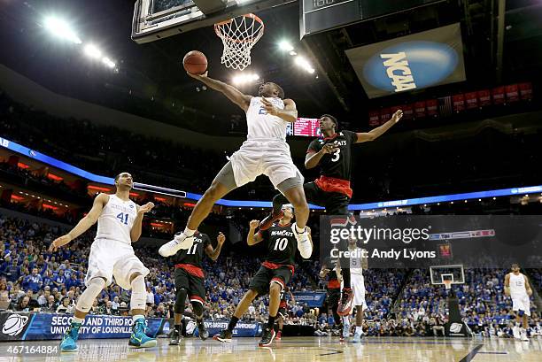 Aaron Harrison of the Kentucky Wildcats drives to the basket past Shaquille Thomas of the Cincinnati Bearcats during the third round of the 2015 NCAA...