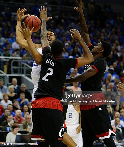 Kentucky's Karl-Anthony Towns looses the ball under pressure from Cincinnati's Octavius Ellis in the third round of the NCAA Tournament on Saturday,...