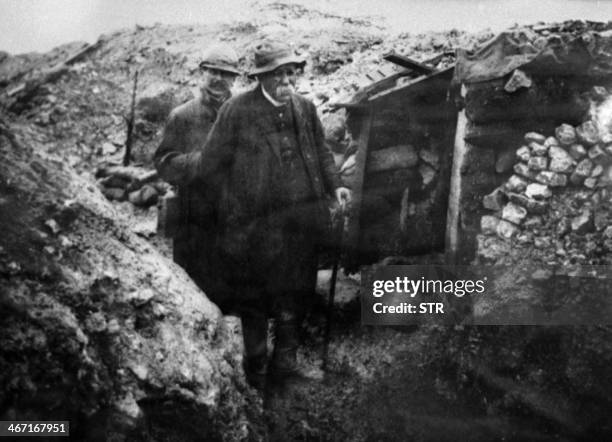 Photo prise durant la Première Guerre Mondiale du chef du gouvernement nommé en novembre 1917, Georges Clémenceau, surnommé "le Tigre", arpentant une...