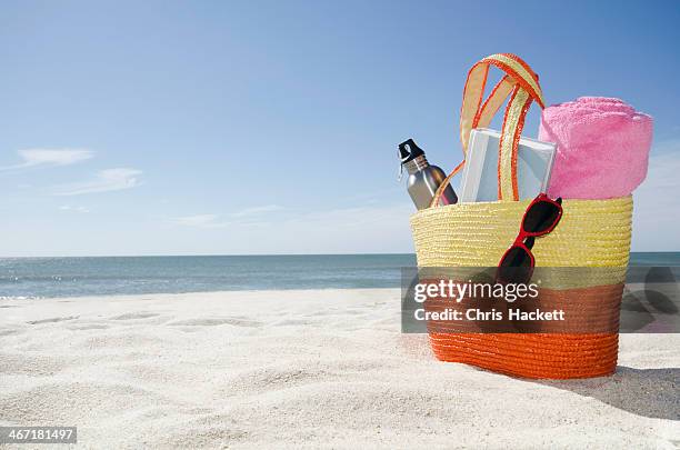 usa, massachusetts, nantucket, beach bag with accessories - summer travel bag stock-fotos und bilder